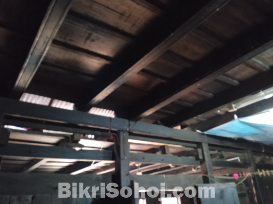 কাঠের দোতলা বাড়ি